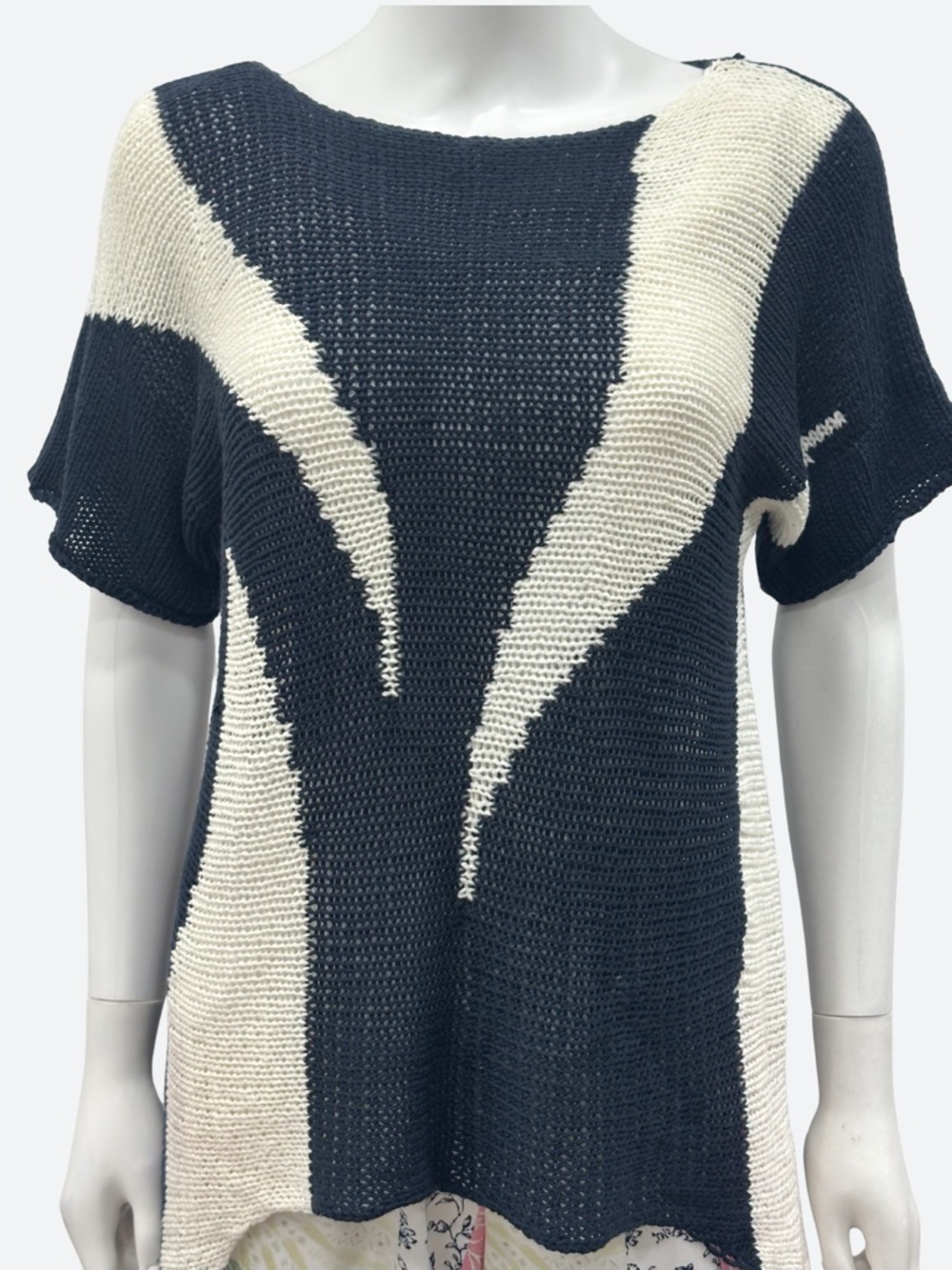 Coastal style summer layering short-sleeved navy/cream lightweight knit top